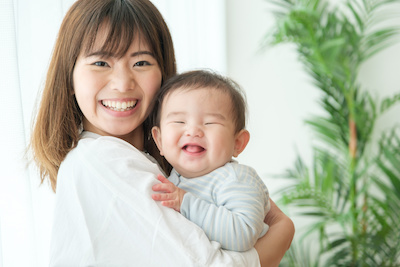 赤ちゃんを抱きかかえる女性